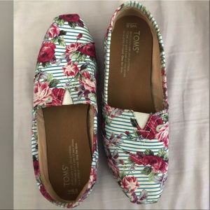 ⭐️TOMS Floral Graphic⭐️